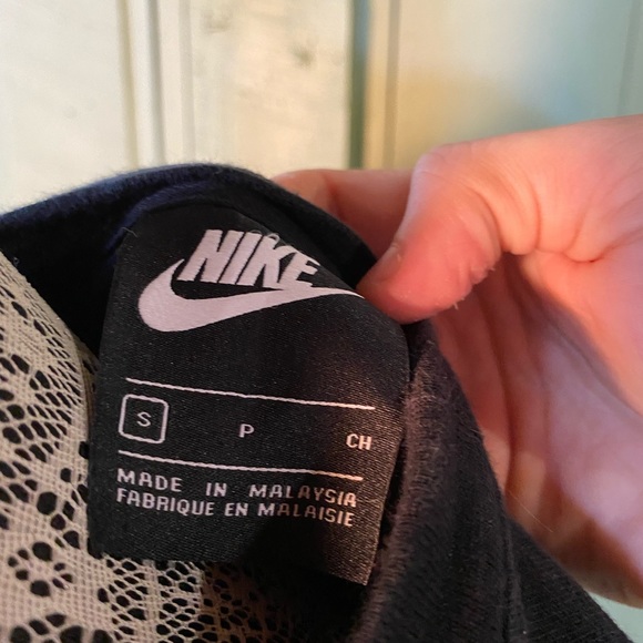 Nike World Tour Long Sleeve Graphic Tee Shirt - Picture 6 of 7